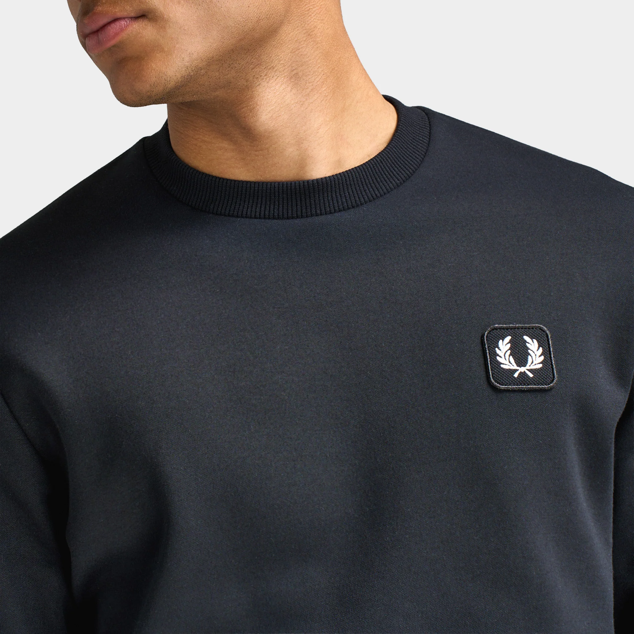 Fred Perry Badge Sweatshirt / Black - Image 3