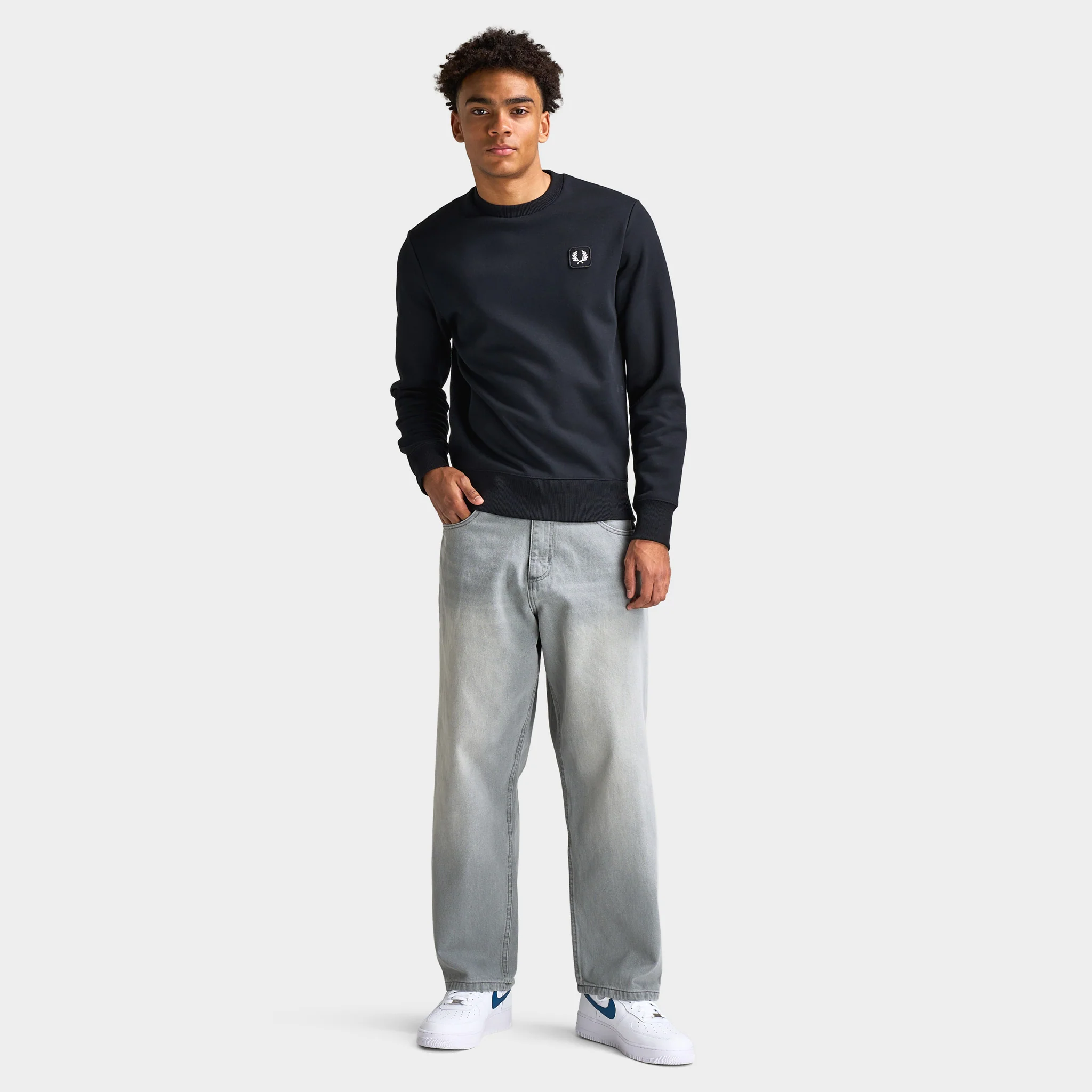 Fred Perry Badge Sweatshirt / Black - Image 5