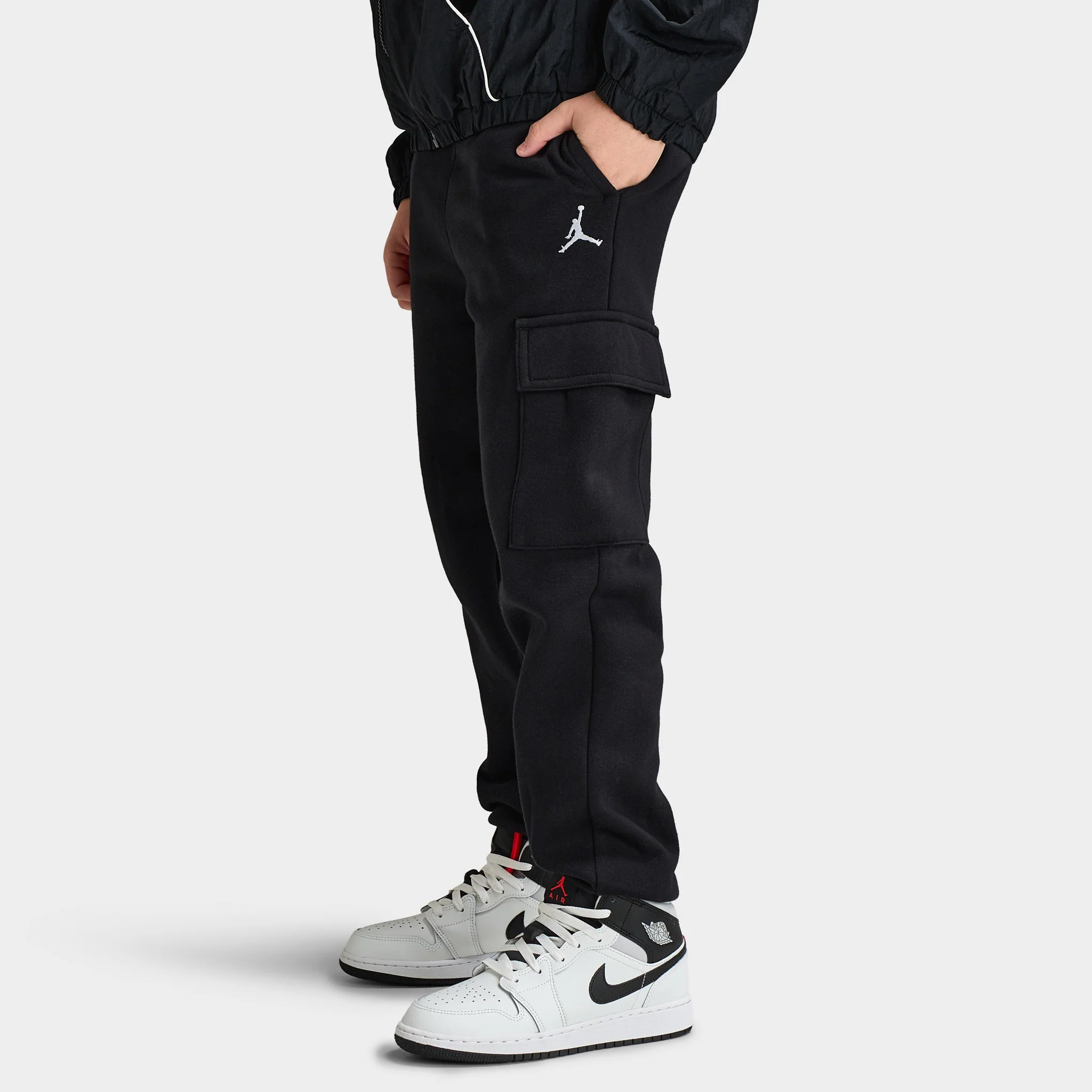 Jordan Juniors' Brooklyn Essential Fleece Cargo Pants / Black - Image 2