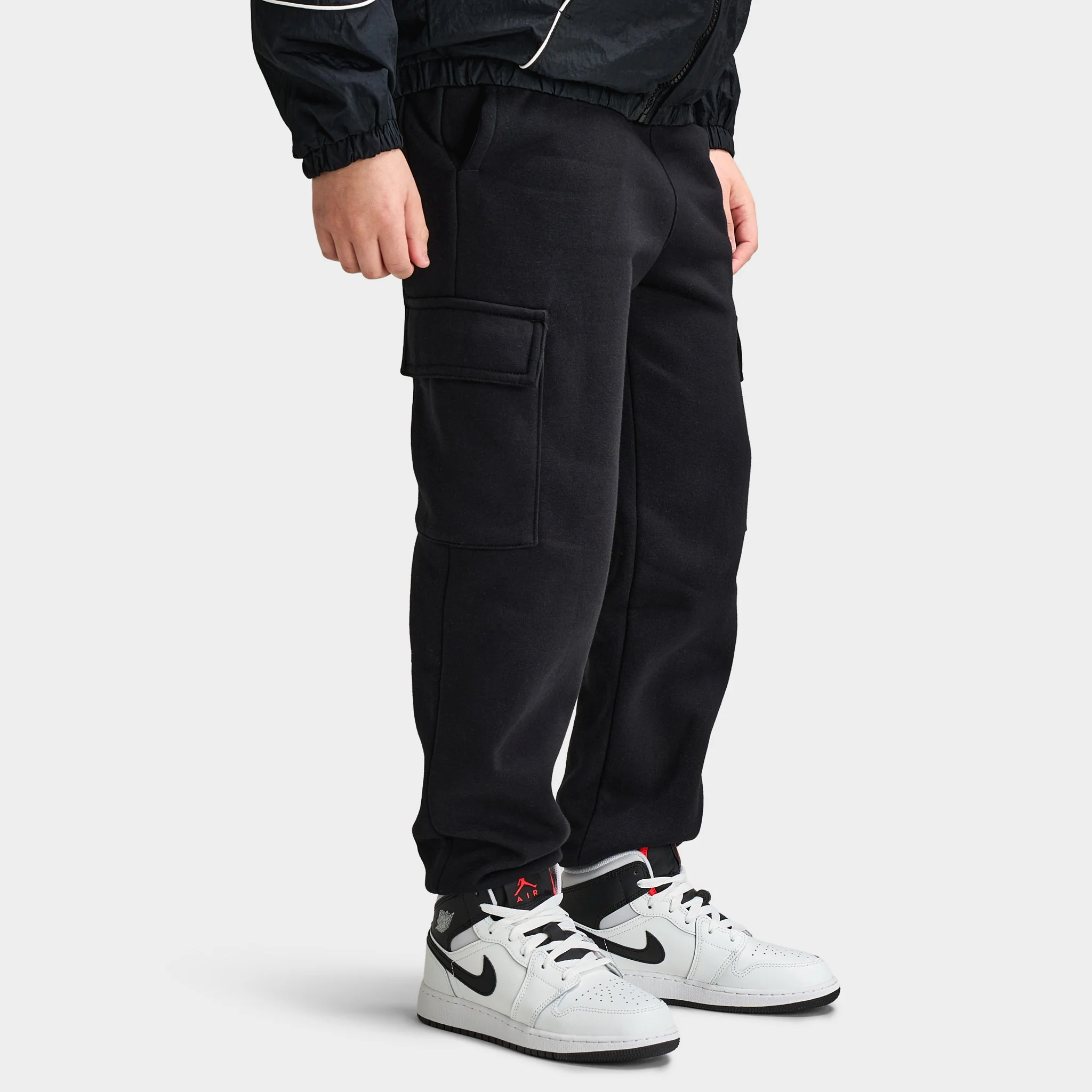 Jordan Juniors' Brooklyn Essential Fleece Cargo Pants / Black - Image 3