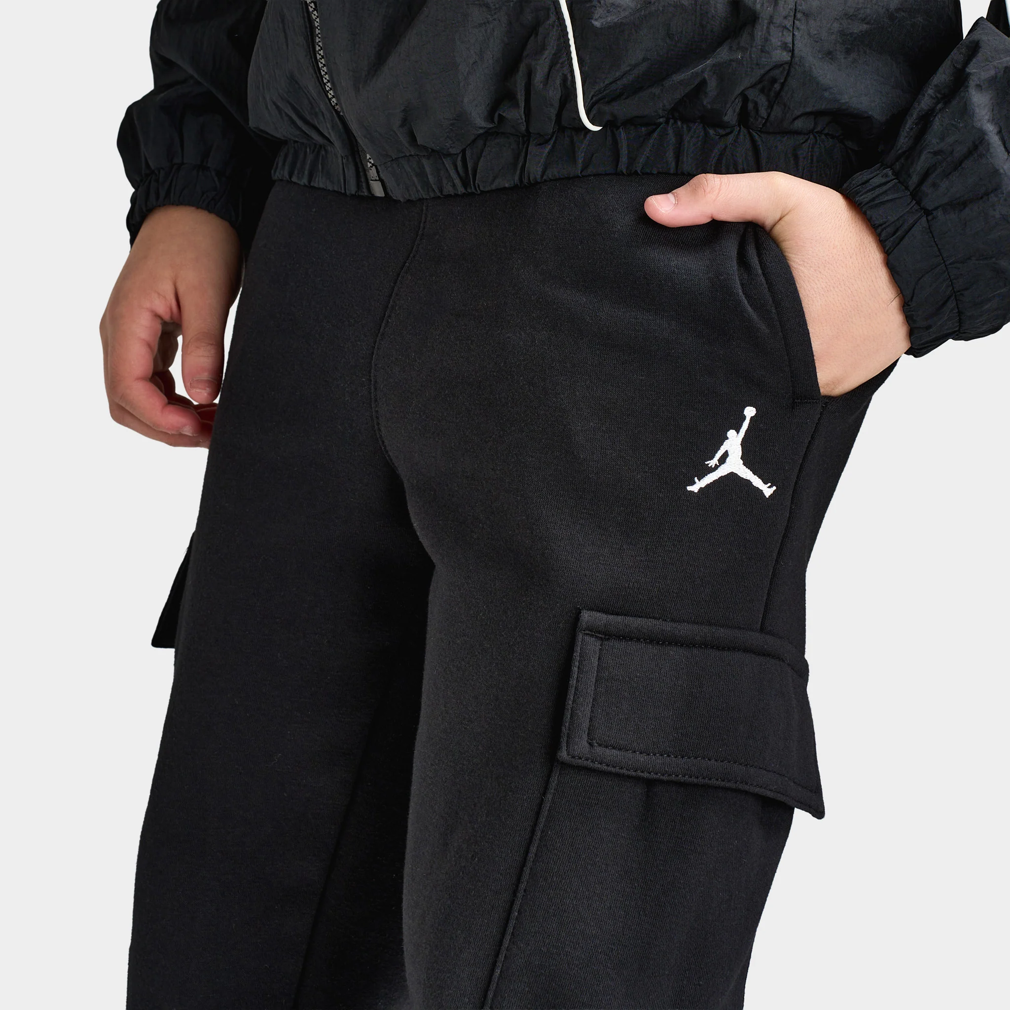 Jordan Juniors' Brooklyn Essential Fleece Cargo Pants / Black - Image 5