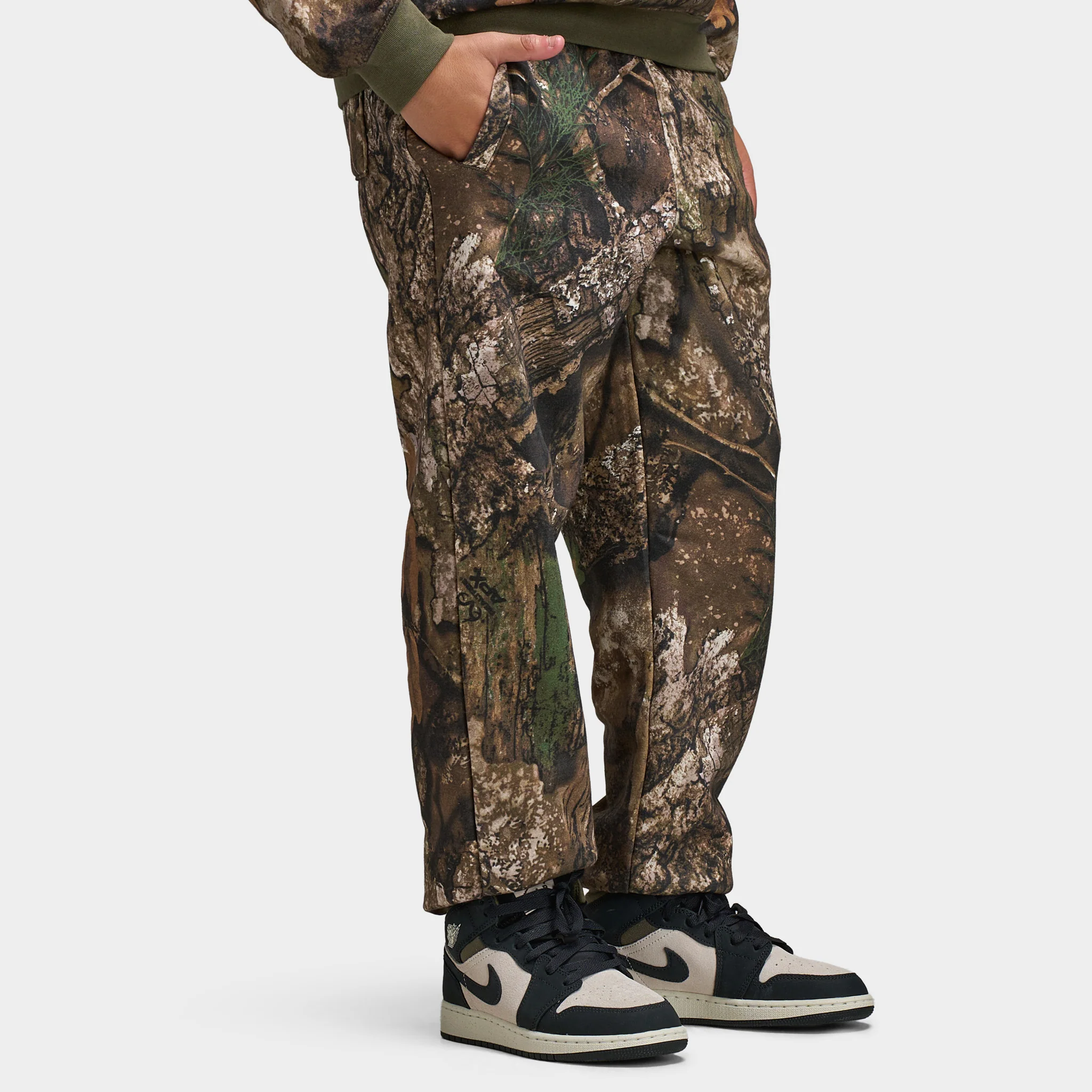 Jordan Juniors' MJ MVP Real Tree Fleece Pant / Medium Olive Camo - Image 4