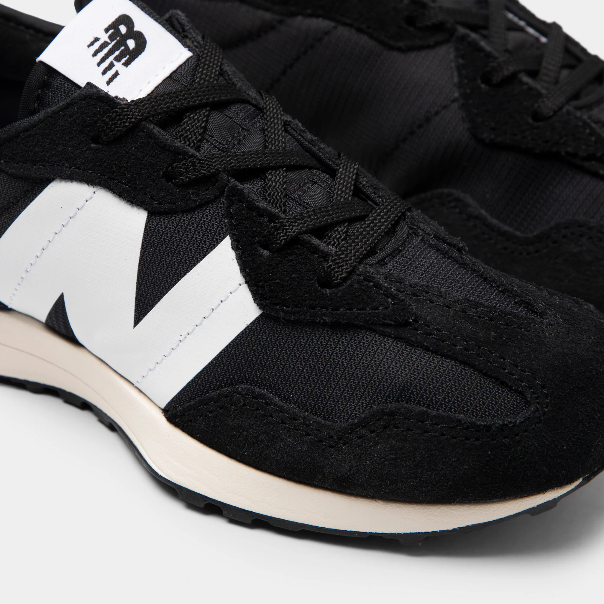 New Balance Juniors' 327 Black / White - Image 3