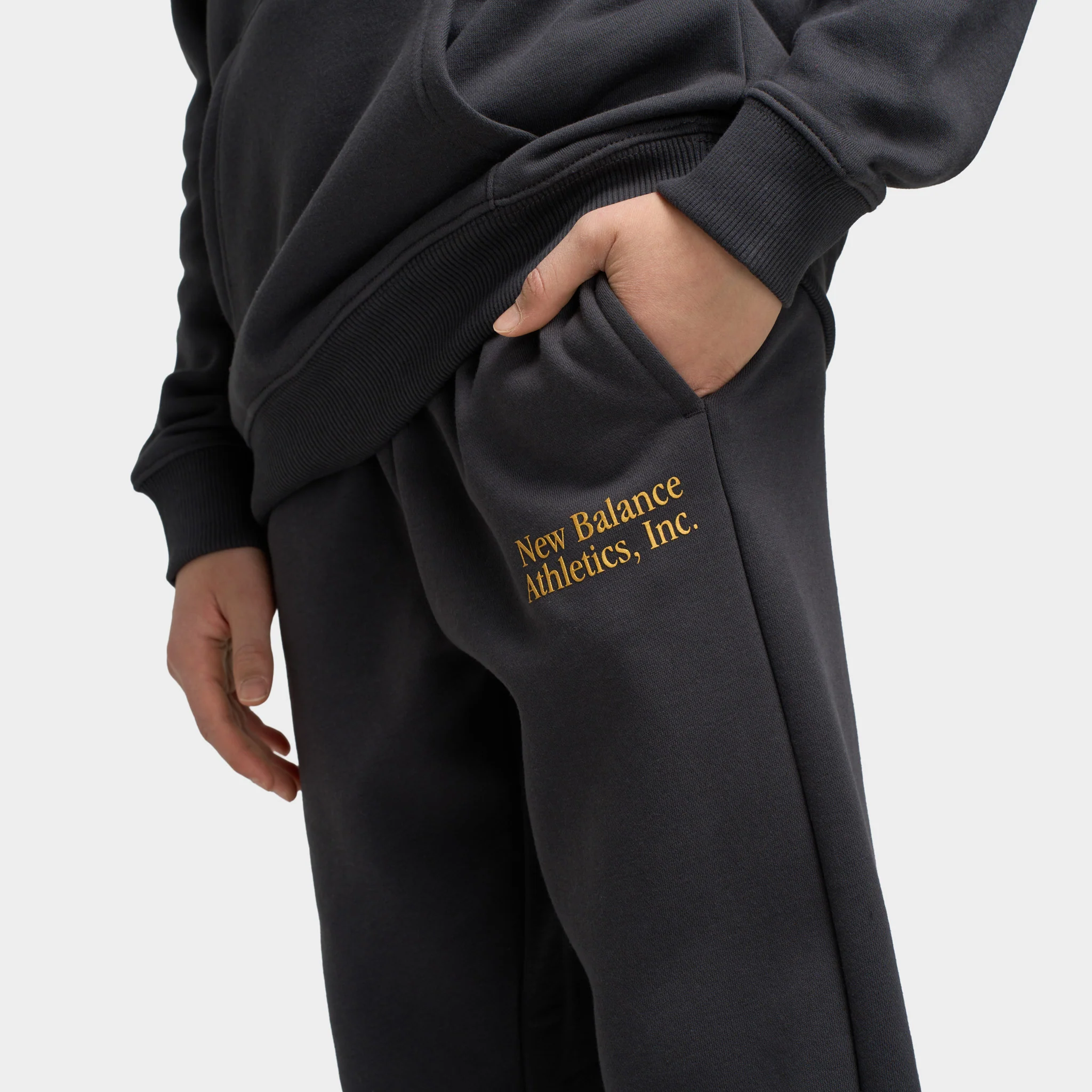 New Balance Juniors' Linear Logo Overlay Joggers / Caviar Bl - Image 5