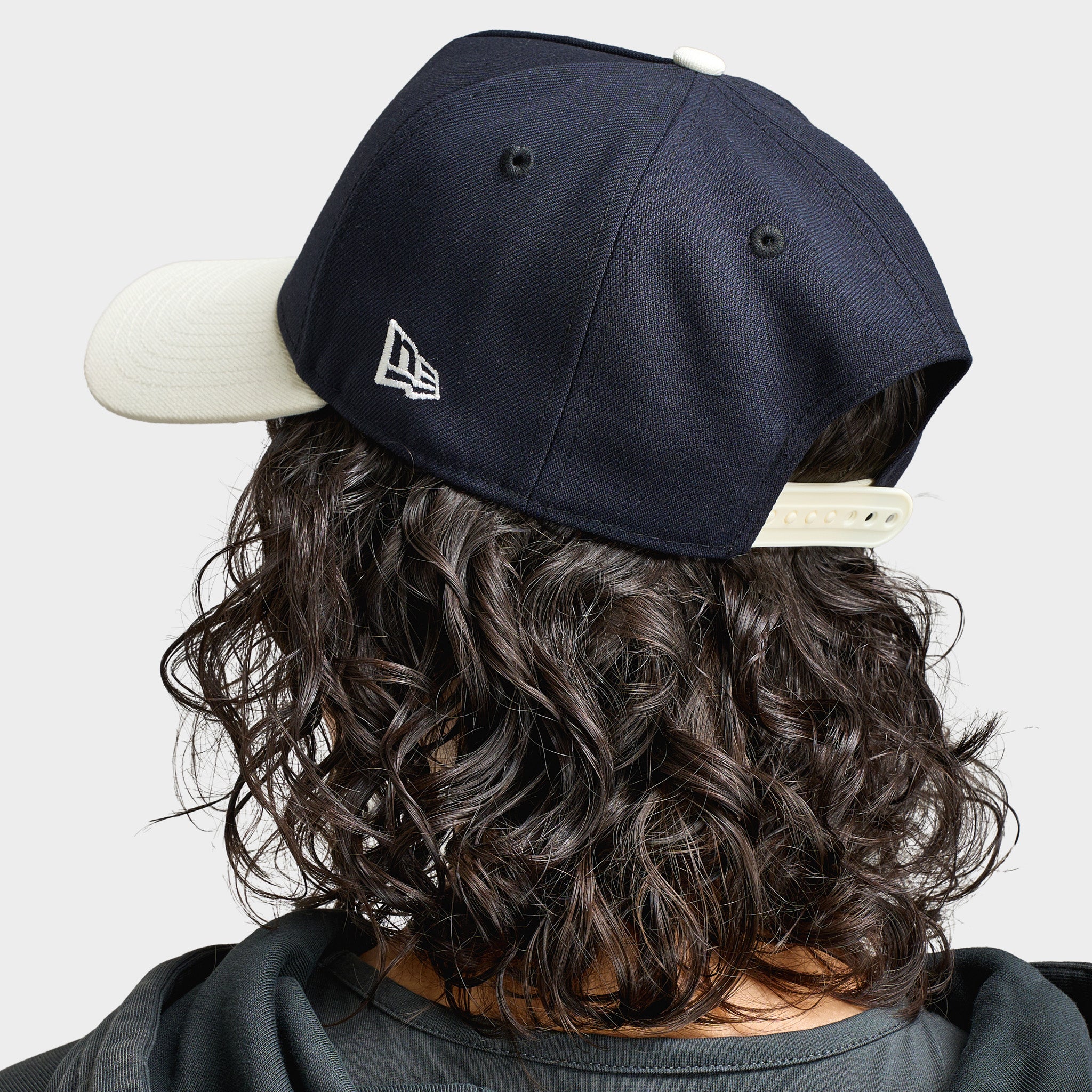 New Era New York Yankees 9FORTY A-Frame Blue / Chrome - Image 2