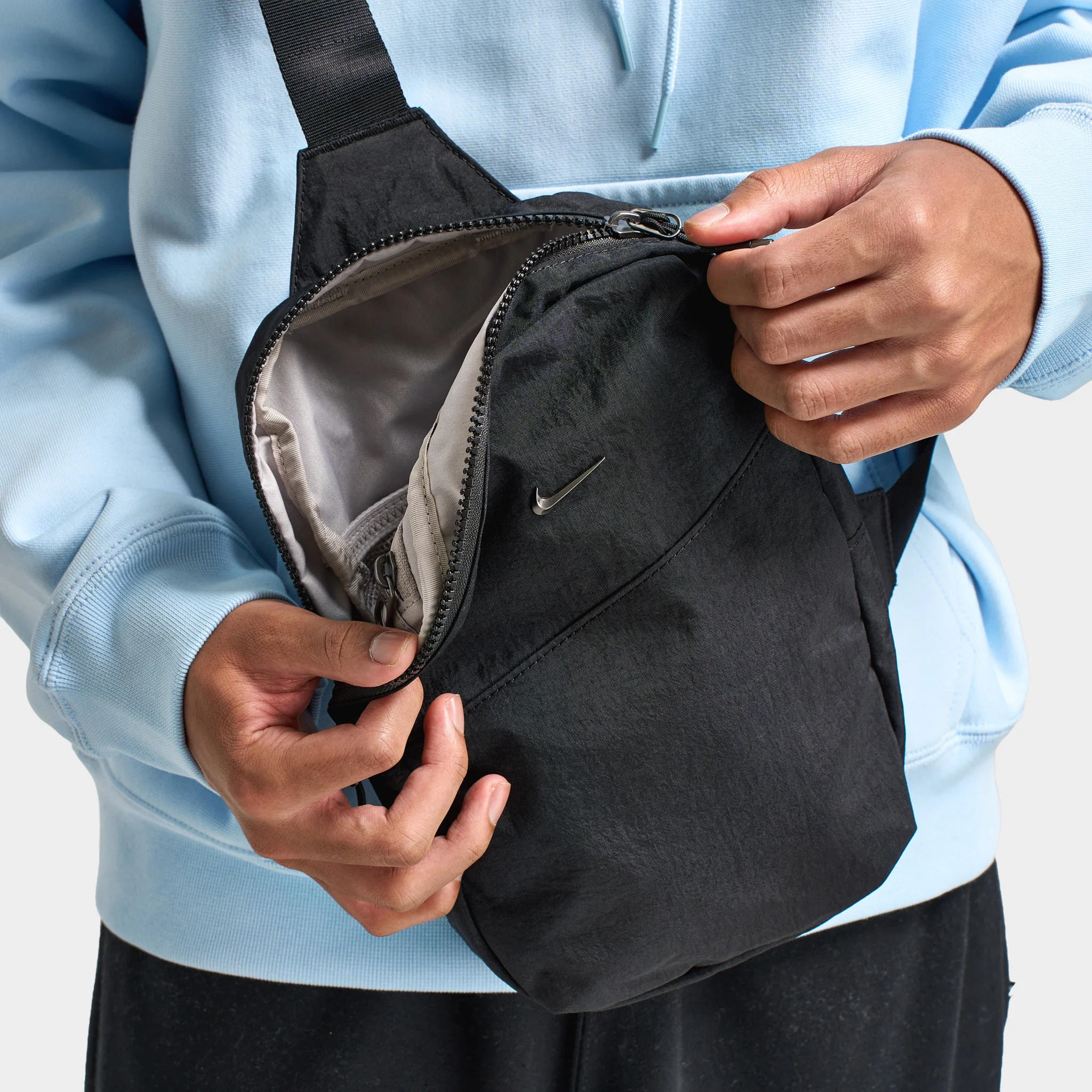 Nike Aura Crossbody Bag (2L) Black / Black - Image 3