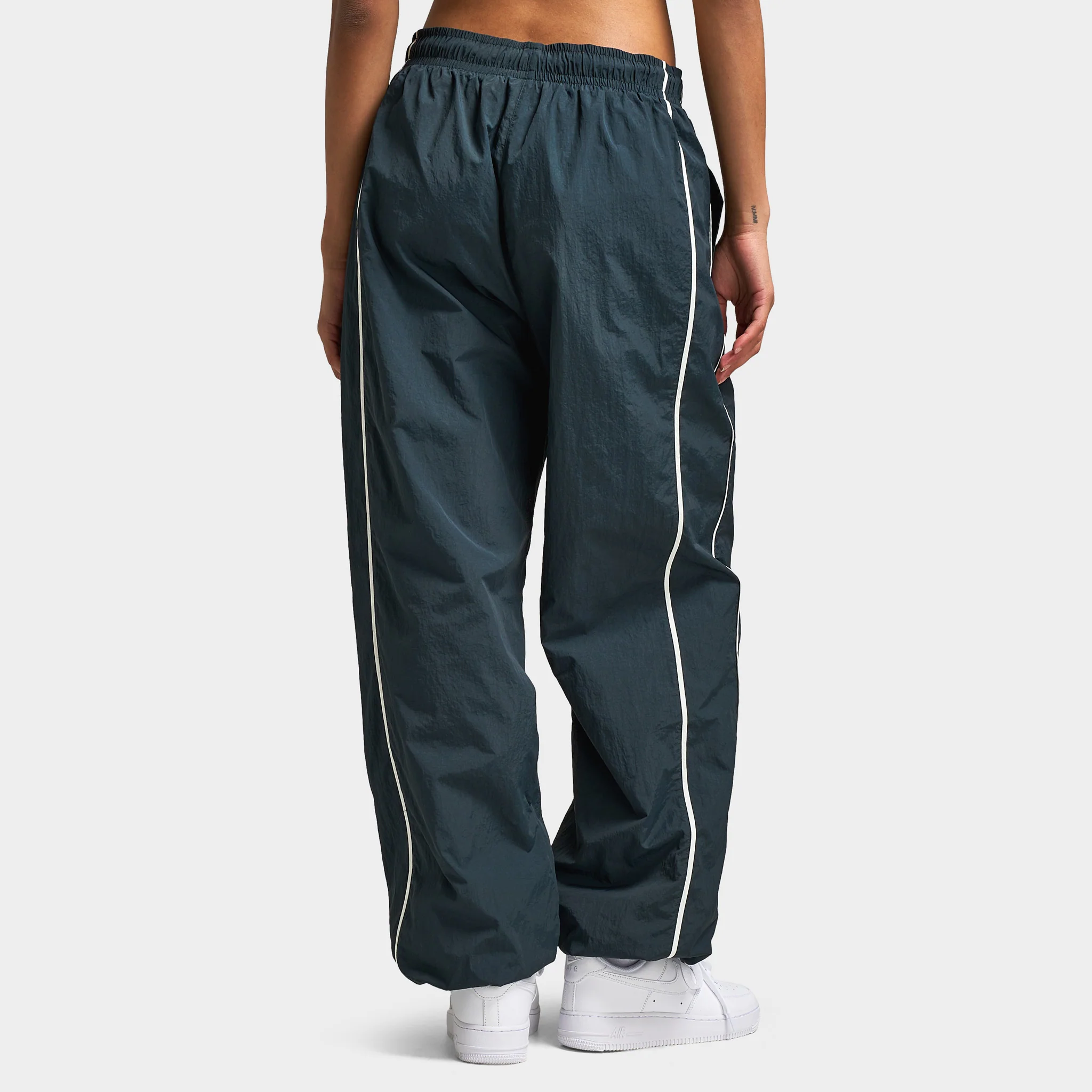 Nike Sportswear Women's WR Woven Pants Speed Seaweed / Sail - Image 2