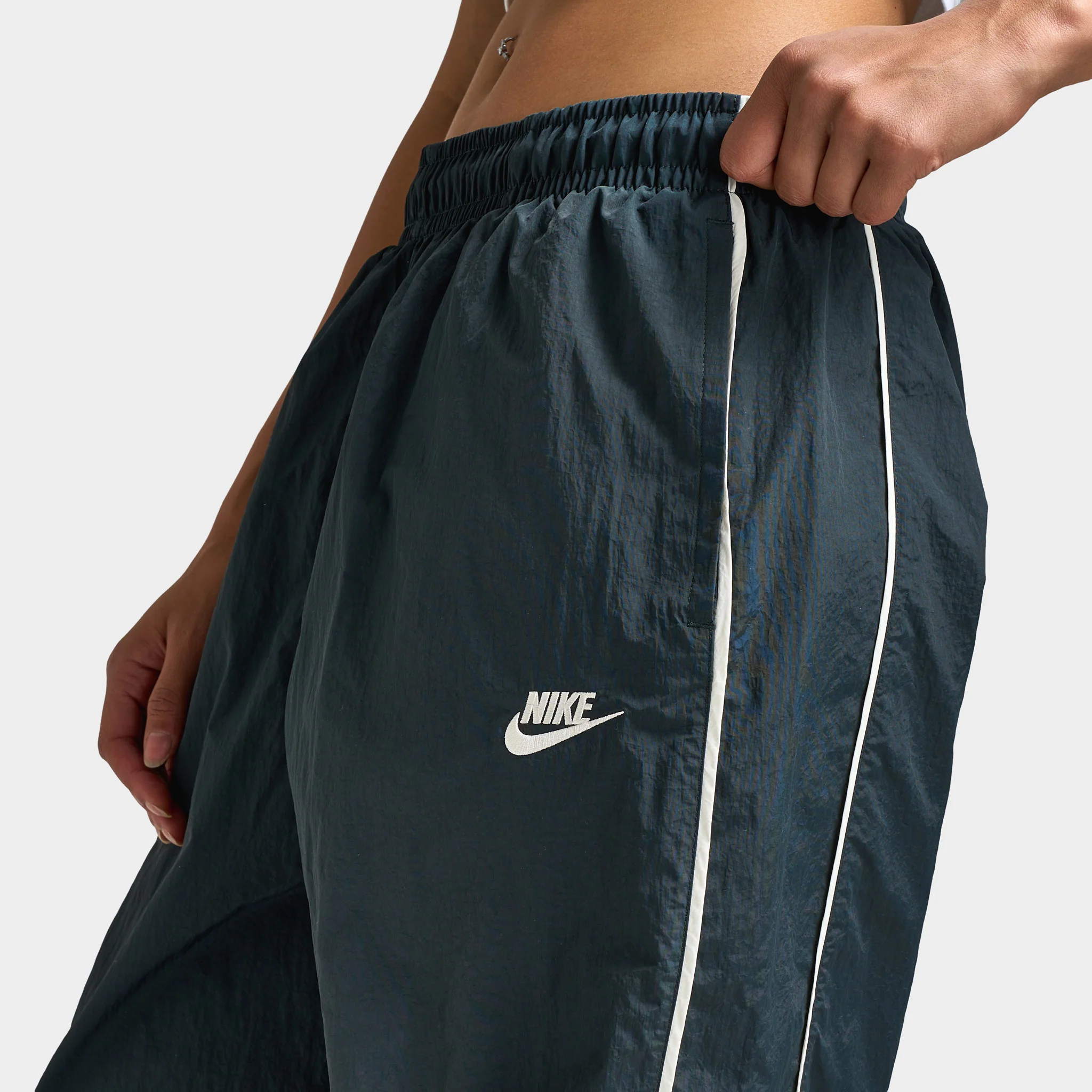 Nike Sportswear Women's WR Woven Pants Speed Seaweed / Sail - Image 5