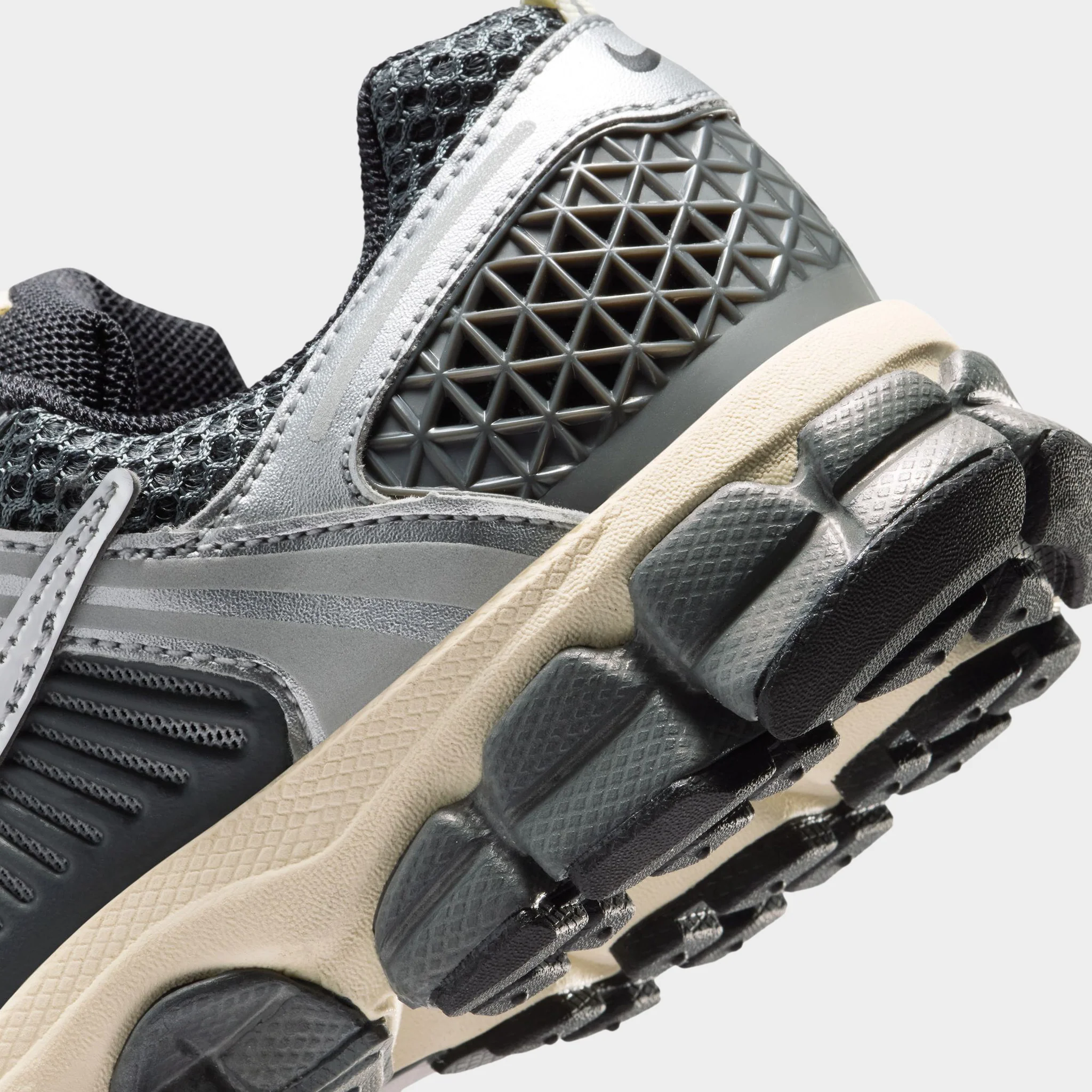 Nike Vomero 5 GS Iron Grey / Chrome - Metallic Silver - Image 4