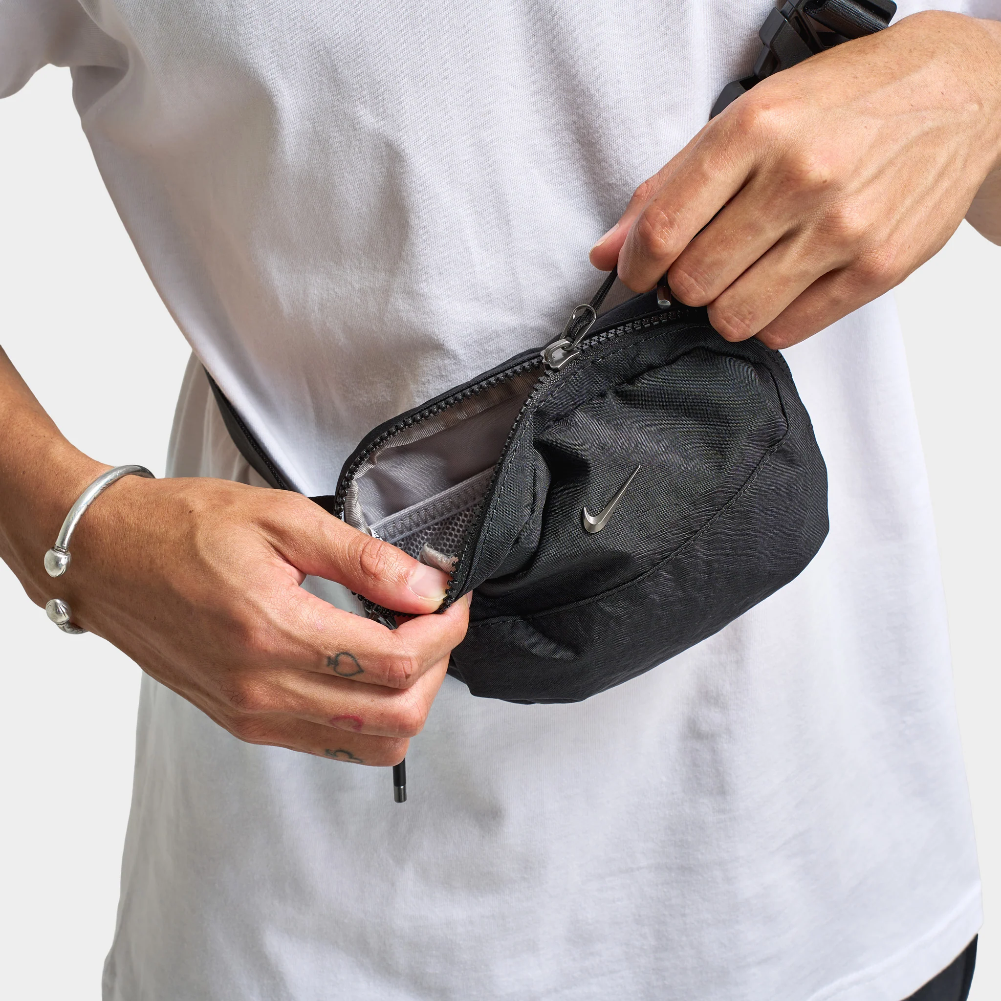 Nike Women's Aura Waist Pack (2L) Black/Black - Gunmetal - Image 3