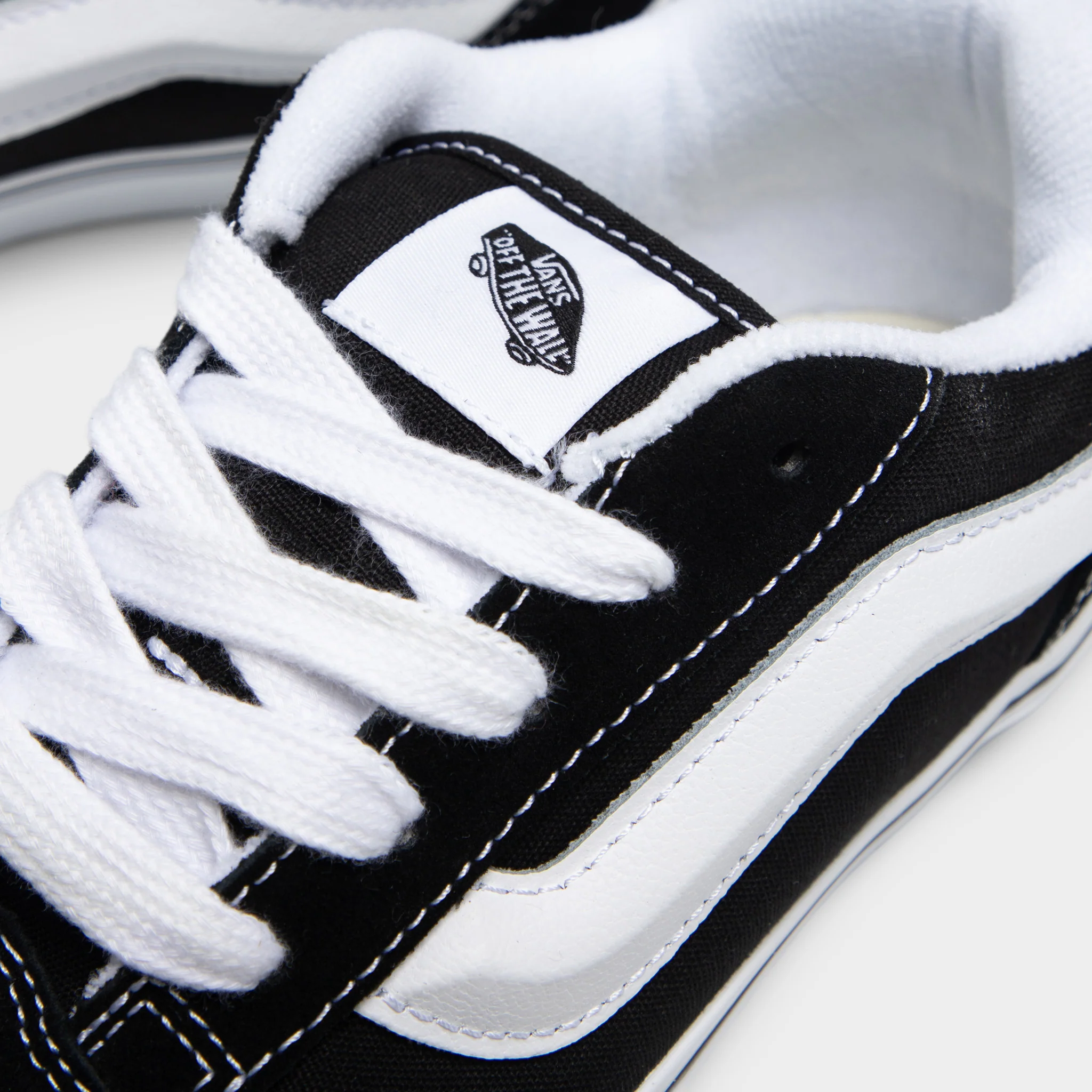 Vans Juniors' Knu Skool Black / True White - Image 3